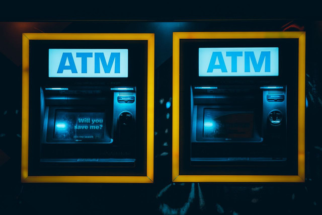 Ilustrasi memahami cara tarik tunai ShopeePay di ATM. Foto: Pexels