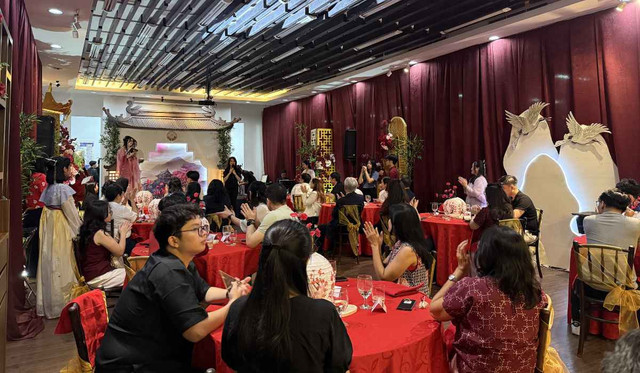 Program Studi Manajemen Perhotelan, Fakultas Hospitality dan Pariwisata Universitas Pelita Harapan (FHospar UPH), menghadirkan Gala Lunch, program tahunan yang menjadi proyek Ujian Akhir Semester (UAS) mata kuliah Food and Beverage Management. Tahun ini, Gala Lunch diselenggarakan dalam tiga hari pada 15, 18, dan 25 Juni 2026 dengan tema kuliner yang berbeda-beda, yakni makanan khas Chinese, Vietnam, dan Indonesia. Salah satu sesi yang menjadi sorotan menghadirkan konsep kuliner khas Tiongkok bertajuk 皇宴 (HUÁNG YÀN) yang berarti Jamuan Kekaisaran.
