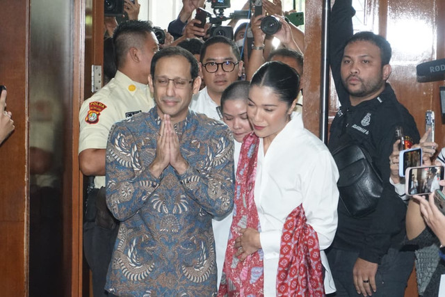 Mantan Menteri Pendidikan Indonesia, Nadiem Makarim, tiba untuk persidangannya di Pengadilan Tindak Korupsi di Jakarta pada 12 Januari 2026. Foto: Iqbal Firdaus/kumparan