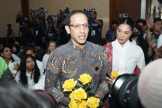 Mantan Menteri Pendidikan Indonesia, Nadiem Makarim, tiba untuk persidangannya di Pengadilan Tindak Korupsi di Jakarta pada 12 Januari 2026. Foto: Iqbal Firdaus/kumparan