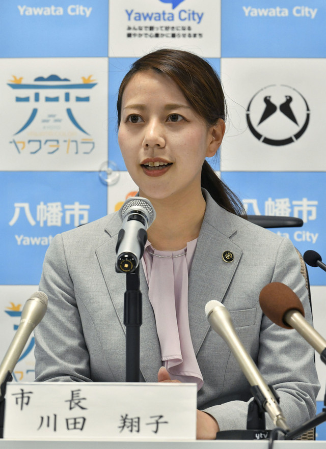 Shoko Kawata, yang menjadi walikota perempuan termuda dalam sejarah Jepang pada usia 33 tahun setelah memenangi pemilu di Yawata, Prefektur Kyoto, menggelar konferensi pers di kantor balai kota pada hari pertama dinasnya, Kamis, (16/11/2023). Foto: Kyodo via REUTERS