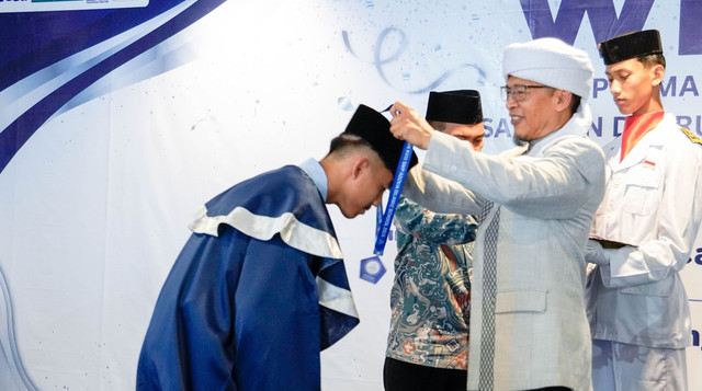 KH Abdullah Gymnastiar hadir di kegiatan Wisuda Akbar SMP dan SMA Adzkia Islamic School di Tangerang Selatan (Sumber: DT Peduli)