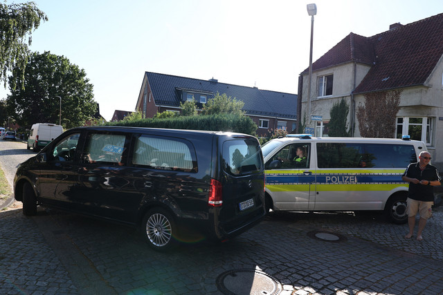 Mobil jenazah terlihat di lokasi kejadian di mana enam orang tewas dalam penembakan di Stade, Jerman utara, sebuah kota sekitar 50 kilometer sebelah barat Hamburg, pada 29 Juni 2026. Foto: Ibrahim OT / AFP