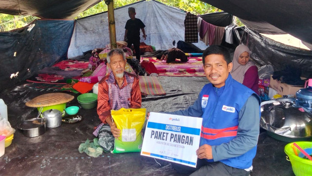 100 Paket Beras, 200 Pack Makanan siap santap dan obat-obatan didistribusikan langsung oleh tim DT Peduli untuk Penyintas Gempa (Sumber: DT Peduli)