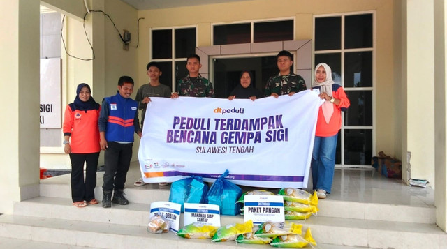 100 Paket Beras, 200 Pack Makanan siap santap dan obat-obatan didistribusikan langsung oleh tim DT Peduli untuk Penyintas Gempa (Sumber: DT Peduli)