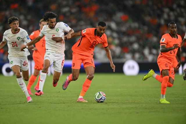 Pesepak bola Timnas Belanda Cody Gakpo (tengah) berebut bola dengan pesepak bola Timnas Maroko Ayyoub Bouaddi (kedua kiri) dalam pertandingan babak 32 besar Piala Dunia 2026 di Stadion Monterrey, Guadalupe, Meksiko, Senin (29/6/2026) waktu setempat. Foto: Aditya Pradana Putra/ANTARA FOTO