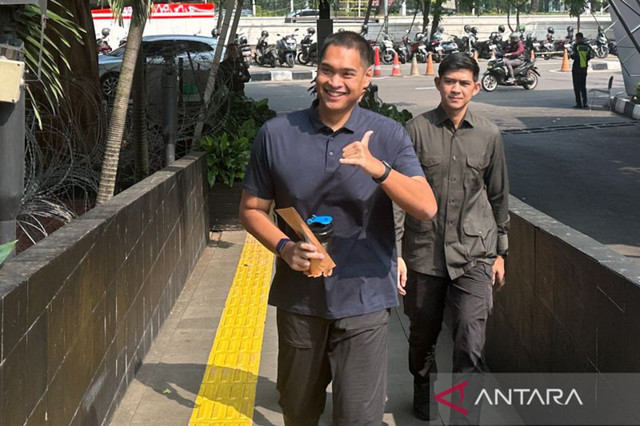 Mantan Menteri Pemuda dan Olahraga Ario Bimo Nandito Ariotedjo (kiri) memenuhi panggilan Komisi Pemberantasan Korupsi (KPK) sebagai saksi kasus dugaan korupsi kuota haji dengan mendatangi Gedung Merah Putih KPK, Jakarta, Selasa (30/6/2026). Foto: Rio Feisal/ANTARA