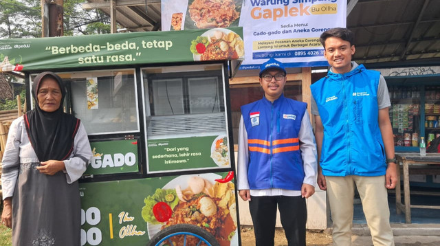 DT Peduli Berikan Bantuan UMKM untuk Pelaku Usaha Gado-gado di Pamulang Timur (Sumber: DT Peduli)
