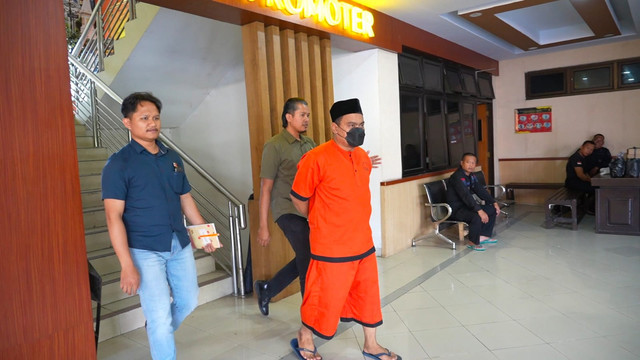 Lurah Condongcatur (Concat), Depok, Sleman Reno Candra Sangaji, saat digiring di Polda DIY. Foto: Dok. Polda DIY