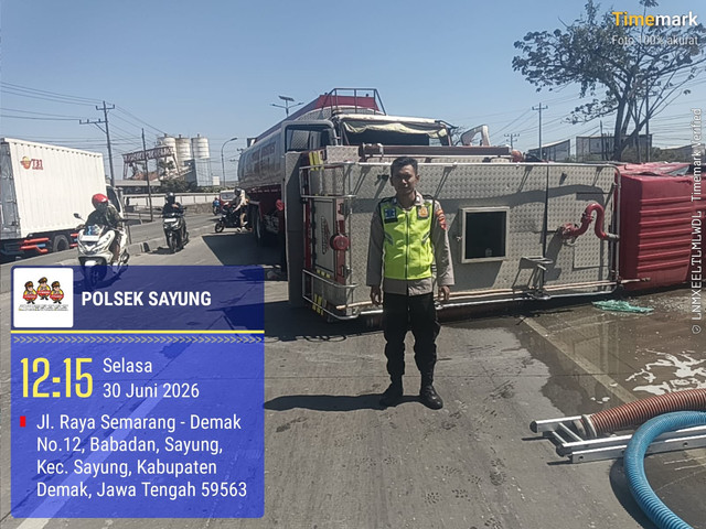 Mobil damkar Demak terguling di Jalan Pantura.  Foto: Dok. Istimewa