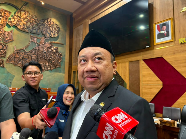 Wakil Ketua Komisi X DPR Lalu Hadrian Irfani di Kompleks Parlemen, Senayan, Jakarta, Selasa (30/6/2026). Foto: Nasywa Athifah/kumparan