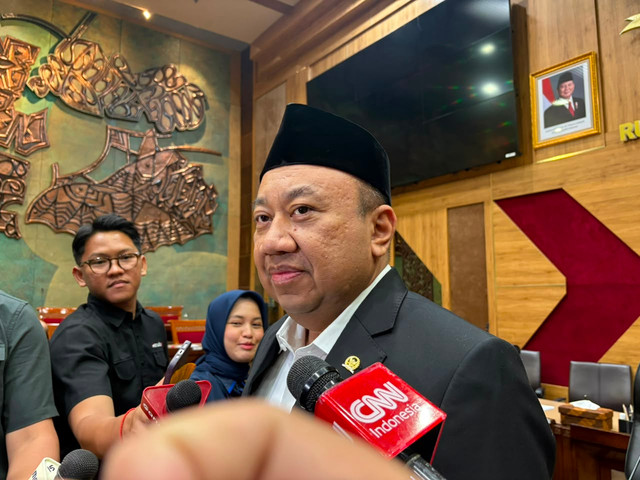Wakil Ketua Komisi X DPR Lalu Hadrian Irfani di Kompleks Parlemen, Senayan, Jakarta, Selasa (30/6/2026). Foto: Nasywa Athifah/kumparan