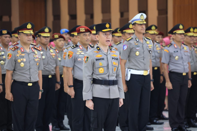 Kapolri Jenderal Listyo Sigit Prabowo memimpin upacara kenaikan pangkat di ruang Rupatama Mabes Polri, Selasa (30/6). Dok: Divhumas Polri