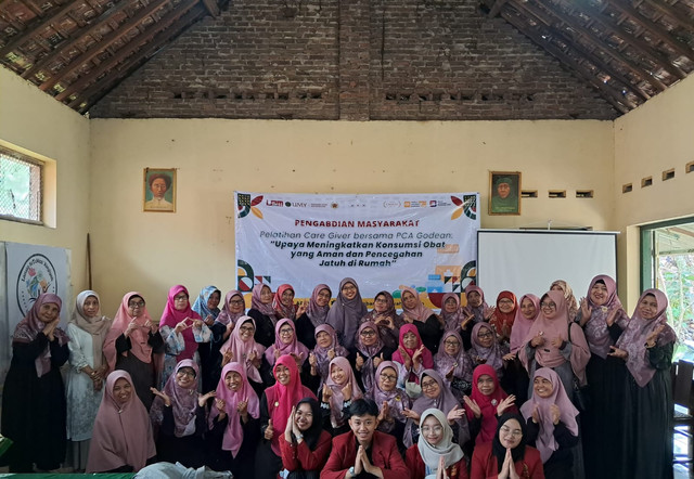 UMY Latih Caregiver Lansia untuk Cegah Risiko Jatuh dan Kesalahan Obat