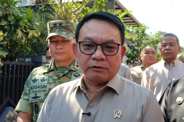 Kepala Staf Kepresidenan Dudung Abduracham usai takziah ke rumah duka calon manajer Kopdes yang meninggal saat Latsarmil di Sumedang, Jawa Barat, Senin (30/6/2026). Foto: kumparan