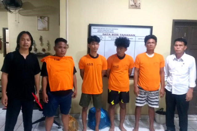 Polisi menunjukkan 4 pelaku perusakan kendaraan mobil dinas Satpol PP dan BNNK Deli Serdang diamankan di Polrestabes Medan.  Foto: BNNK Deli Serdang