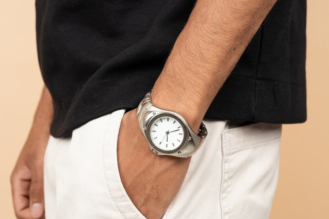 Ilustrasi rekomendasi jam tangan pria. Foto: Unsplash