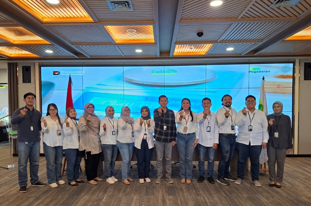 Pegadaian saat melepas 7 karyawan terbaik untuk melanjutkan studi S2 di perguruan tinggi terkemuka dunia melalui program Pegadaian Global Education & Mastery Scholarship di Pegadaian Tower Jakarta pada Jumat (26/06). Foto: Dok. Pegadaian