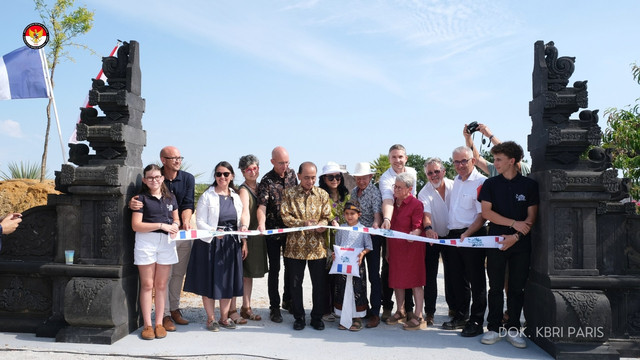 Dubes RI untuk Prancis Mohamad Oemar meresmikan Taman Indonesia "Jardin Indonesien-I Ketut Wirta" di Tropical Parc, Saint-Jacut-les-Pins, Bretagne, Sabtu (27/6/2026). Foto: KBRI Paris