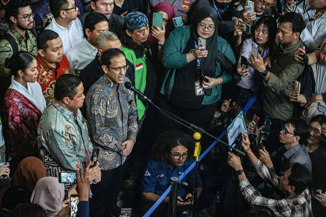Terdakwa kasus dugaan korupsi pengadaan Chromebook di lingkungan Kemendikbudristek, Nadiem Anwar Makarim (tengah) menyampaikan pernyataan kepada wartawan usai sidang putusan di Pengadilan Tipikor, Jakarta, Selasa (30/6/2026). Foto: Salma Talita/ ANTARA FOTO