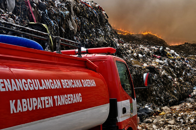 Petugas pemadam kebakaran berusaha memadamkan api di Tempat Pembuangan Akhir (TPA) Jatiwaringin, Kabupaten Tangerang, Banten, Selasa (30/6/2026). Foto: BPBD KabupatenTangerang