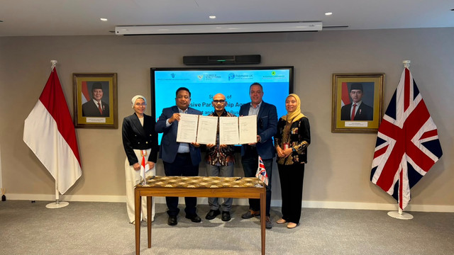 PT Wiraraja Indonesia dan Polythene UK Ltd resmi menandatangani Joint Venture Agreement senilai sekitar 50 juta pound sterling atau sekitar Rp 1,17 triliun di Kedutaan Besar Republik Indonesia (KBRI) London. Foto: KBRI London