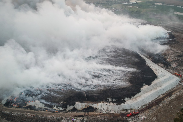 Foto udara petugas pemadam kebakaran berusaha memadamkan api di Tempat Pembuangan Akhir (TPA) Jatiwaringin, Kabupaten Tangerang, Banten, Selasa (30/6/2026). Foto: Putra M. Akbar/ANTARA FOTO
