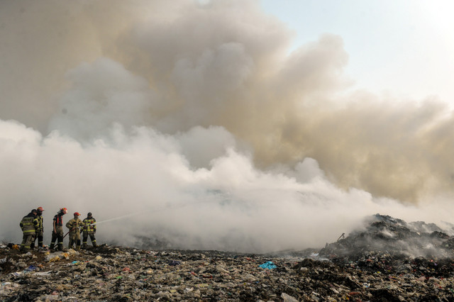 Petugas pemadam kebakaran berusaha memadamkan api di Tempat Pembuangan Akhir (TPA) Jatiwaringin, Kabupaten Tangerang, Banten, Selasa (30/6/2026). Foto: Putra M. Akbar/ANTARA FOTO 