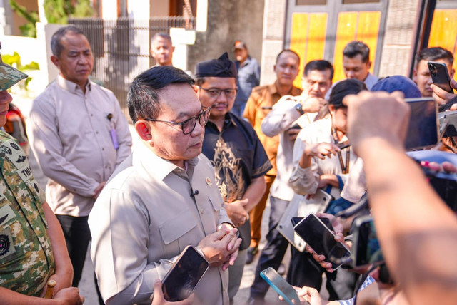 Kepala Staf Kepresidenan Dudung Abduracham usai takziah ke rumah duka calon manajer Kopdes yang meninggal saat Latsarmil di Sumedang, Jawa Barat, Senin (30/6/2026). Foto: kumparan