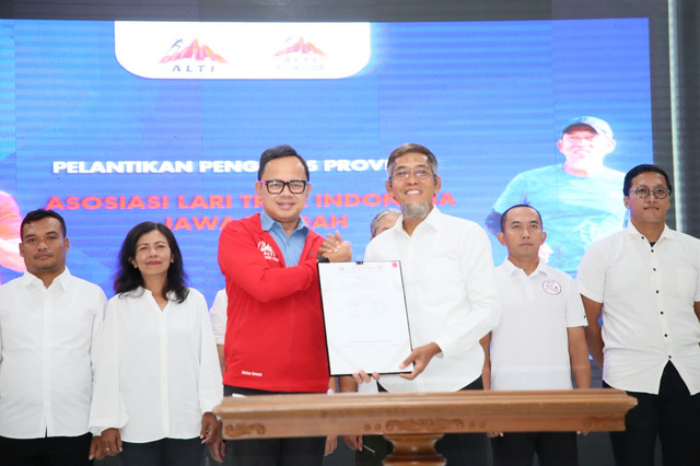 Wamendagi Bima Arya melantik Asosiasi Lari Trail Indonesia (ALTI) Jawa Tengah Masa Bakti 2025-2029 di Kota Semarang, Selasa (30/6/2026). Foto: Kemendagri RI
