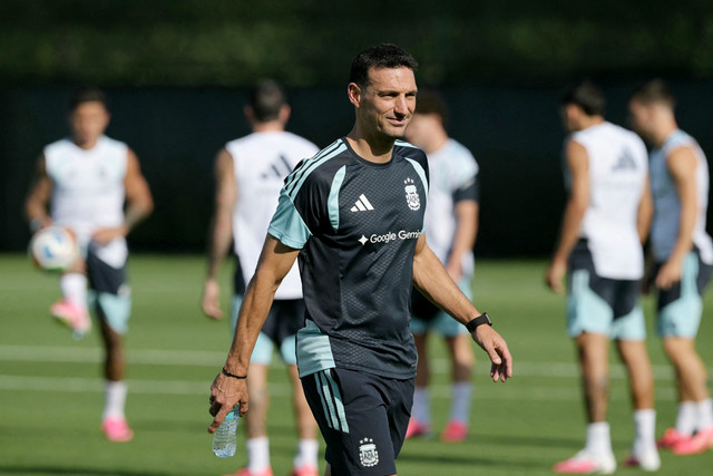 Pelatih Timnas Argentina Lionel Scaloni memimpin latihan menjelang pertandingan babak 32 besar Piala Dunia 2026 melawan Tanjung Verde di Pusat Latihan Sporting KC, Kansas City, Amerika Serikat, Senin (29/6/2026). Foto: Juan Mabromata/AFP