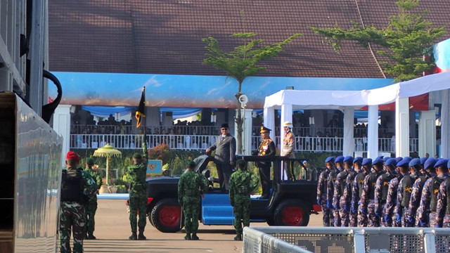 Momen Prabowo cek pasukan upacara Hari Bhayangkara di Satlat Brimob Cikeas, Rabu (1/7/2026). Foto: Jonathan Devin/kumparan