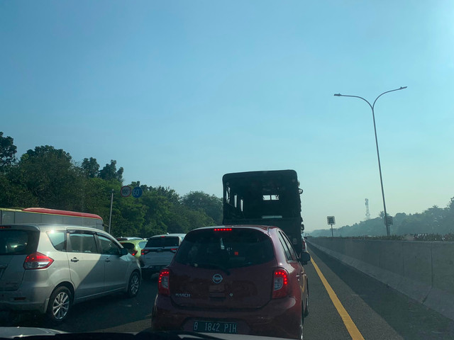 Padat merayap di Tol Jagorawi KM 26 arah Jakarta, Rabu (1/7/2026). Foto: Mirsan Simamora/kumparan