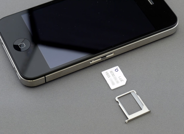 Ilustrasi cara registrasi SIM card biometrik, foto: Unsplash/Brett Jordan
