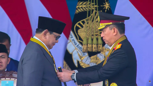 Momen Presiden RI Prabowo Subianto dianugerahkan medali kehormatan Loka Praja Samrakshana oleh Kapolri Jenderal Listyo Sigit Prabowo saat Upacara Hari Bhayangkara di Satlat Brimob Cikeas, Rabu (1/7/2026). Foto: YouTube/ Humas Korps Brimob Polri