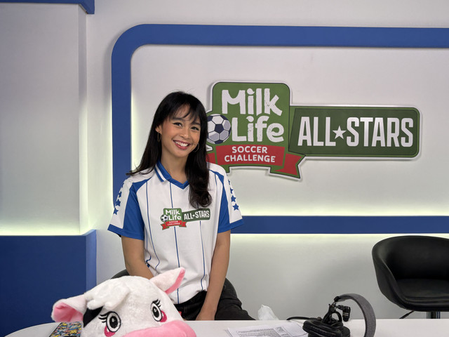 Conchita Caroline, komentator MilkLife Soccer Challenge All-Stars 2026 saat diwawancari oleh kumparan di Stadion Supersoccer Arena, Kudus, Minggu (28/6). Foto: Aji Nugrahanto/kumparan