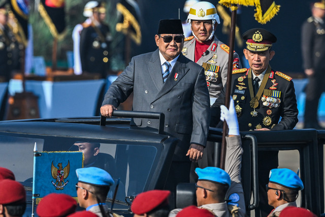 Presiden Prabowo Subianto (kiri) didampingi Kapolri Jenderal Pol Listyo Sigit Prabowo (kanan) menginspeksi pasukan pada upacara HUT Ke-80 Bhayangkara di Pusat Latihan Brimob Polri, Cikeas, Bogor, Jawa Barat, Rabu (1/7/2026). Foto: Bayu Pratama S/ANTARA FOTO