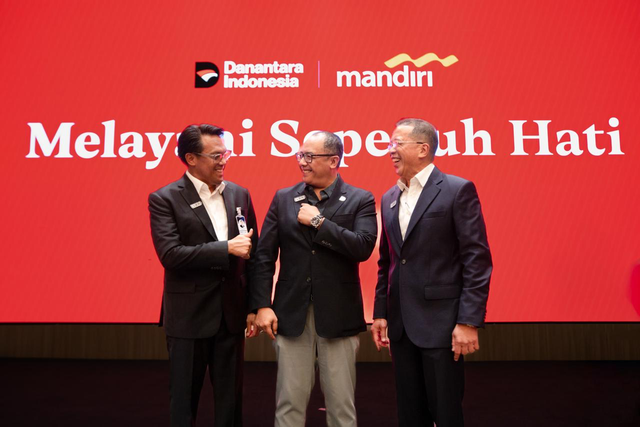 Director Chief Marketing Officer (CMO) PT Danantara Asset Management Dendi T. Danianto (tengah), Wakil Direktur Utama Bank Mandiri Henry Panjaitan (kiri), dan Direktur Operations Bank Mandiri Timothy Utama dalam sosialisasi CX100 "Melayani Sepenuh Hati" di Nawasena Mandiri University, Jakarta, Senin (29/6). Foto: Dok. Bank Mandiri