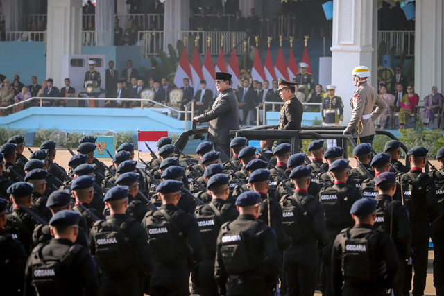 Presiden Prabowo Subianto (kiri) didampingi Kapolri Jenderal Pol Listyo Sigit Prabowo (kanan) menginspeksi pasukan pada upacara HUT Ke-80 Bhayangkara di Pusat Latihan Brimob Polri, Cikeas, Bogor, Jawa Barat, Rabu (1/7/2026). Foto: Jamal Ramadhan/kumparan
