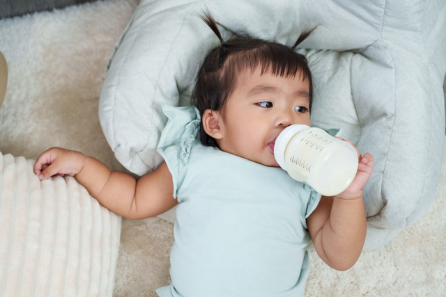 Ilustrasi anak minum susu formula. Foto: Shutterstock