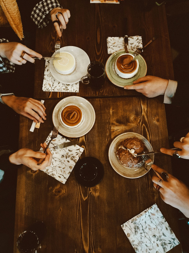 Ilustrasi kafe https://www.pexels.com/id-id/foto/top-view-of-people-enjoy-desserts-14399249/