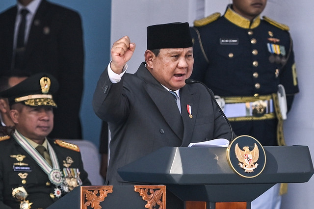 Presiden Prabowo Subianto (tengah) menyampaikan pidatonya saat menjadi inspektur upacara HUT Ke-80 Bhayangkara di Pusat Latihan Brimob Polri, Cikeas, Bogor, Jawa Barat, Rabu (1/7/2026). Foto: Bayu Pratama S/ANTARA FOTO