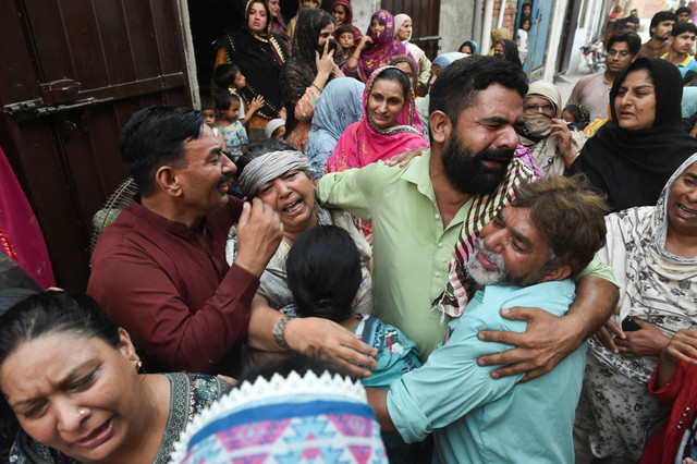 Sejumlah keluarga dari anak-anak yang dilaporkan tewas akibat runtuhnya atap sebuah pusat bimbingan belajar, menangis berduka di Lahore, Pakistan, Selasa (30/6/2026). Foto: Murtaza Ali/REUTERS