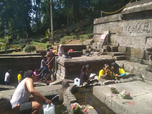 Potret warga yang mengambil air dari sumber Petirtaan Jolotundo (dokumentasi pribadi)