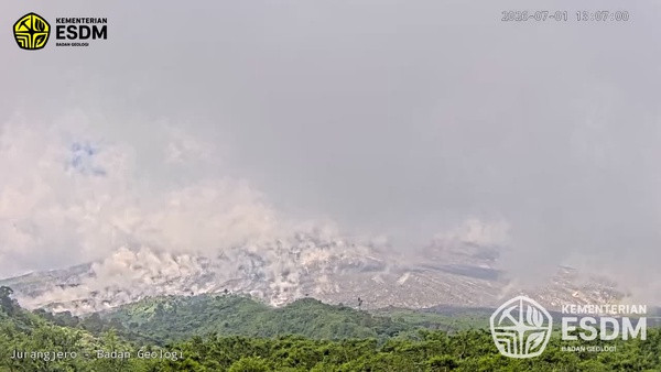 Gunung Merapi mengeluarkan awan panas guguran sejauh 2 kilometer pada Rabu (1/7/2026). Foto: Dok. BPPTKG