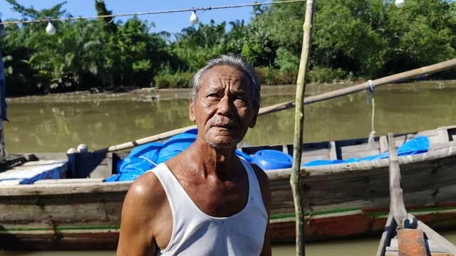 Nelayan bernama Zainal Abidin (64) saat ditemui di lokasi Sungai Percut, Rabu (1/7/2026). Foto: Amar Marpaung/kumparan