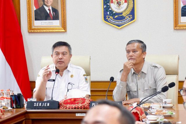 Sekjen Kemendagri Tomsi Tohir saat memimpin Rakor Sosialisasi Pengusulan Calon Penerima BSPS secara virtual dari Kantor Kemendagri, Jakarta, Rabu (1/7/2026). Foto: Dok. Kemendagri