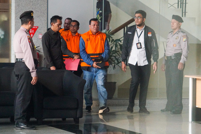 Bupati Kuantan Singingi (Kuansing) Suhardiman Amby (ketiga kanan) mengenakan rompi tahanan berjalan menuju mobil tahanan usai menjalani pemeriksaan di Gedung Merah Putih KPK, Jakarta, Rabu (1/7/2026). Foto: Iqbal Firdaus/kumparan