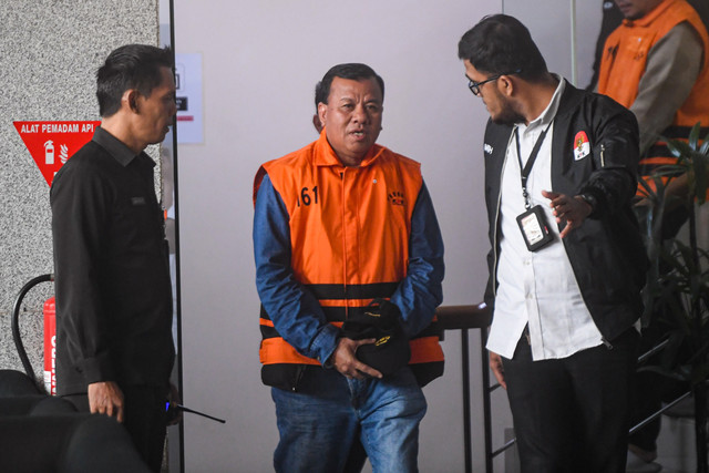 Bupati Kuantan Singingi Suhardiman Amby (tengah) berjalan usai menjalani pemeriksaan di Gedung Merah Putih KPK, Jakarta, Rabu (1/7/2026). Foto: Muhammad Adimaja/ANTARA FOTO