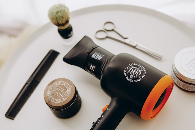 Ilustrasi hair dryer cordless untuk styling rambut. Foto: Unsplash